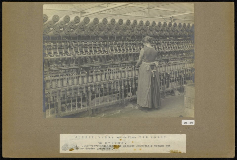 1 Jute-voorspinmachine de gekamde jutevezels worden tot dunne draden gesponne�, Bestanddeelnr 256-1276