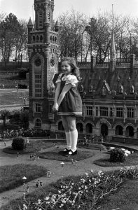 10-jarige zangeresje Lena Zavaroni in Madurodam Lena bij Vredespaleis, Bestanddeelnr 927-0962