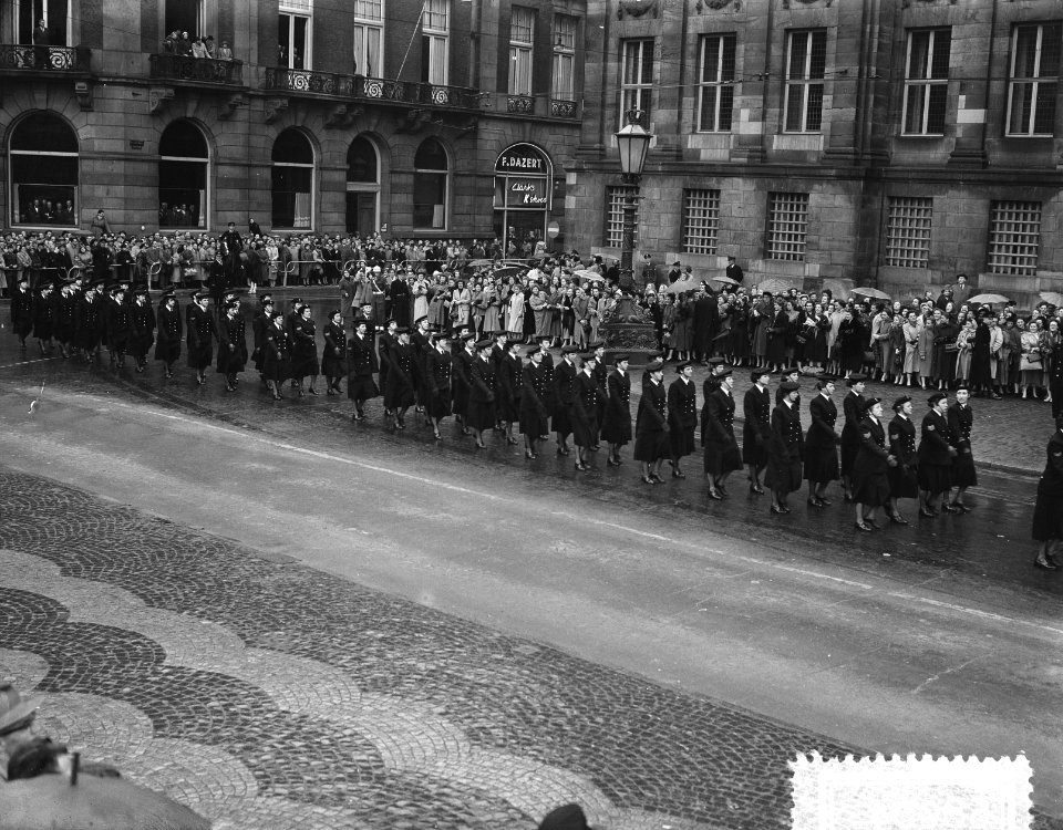 10 jaar Marvo defile te Amsterdam voor koningin Juliana, Bestanddeelnr 906-8004