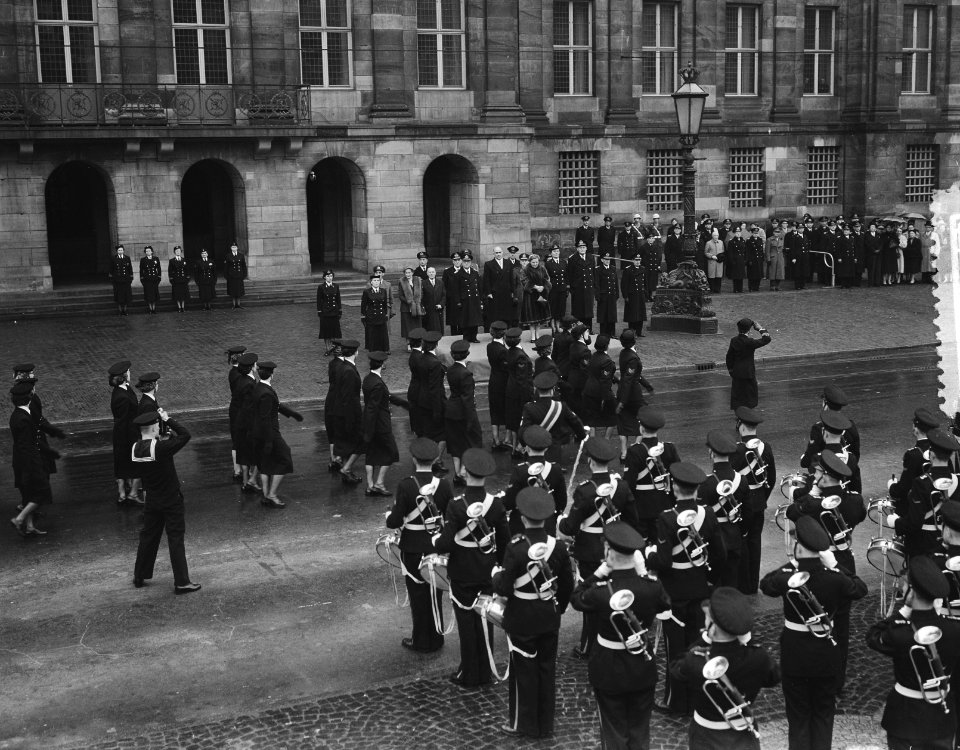 10 jaar Marvo defile te Amsterdam voor koningin Juliana, Bestanddeelnr 906-8002