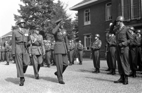 10-jarig Bestaan van onderofficierenschool in Weert Prins inspecteert erewacht, Bestanddeelnr 912-8868
