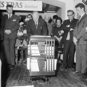 10 jaar Kris Kras (jeugdblad), de opening van de tentoonstelling door mr. A. de , Bestanddeelnr 917-0749