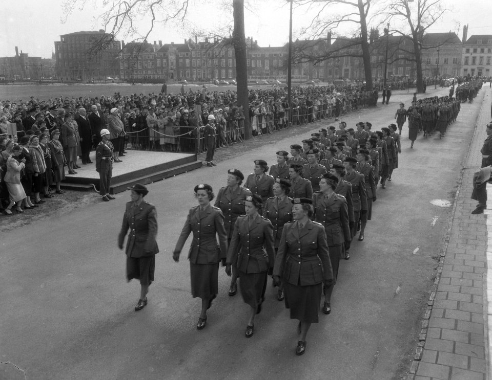 10-jarig bestaan Milva defile van de Koningin Den Haag, Bestanddeelnr 906-4498