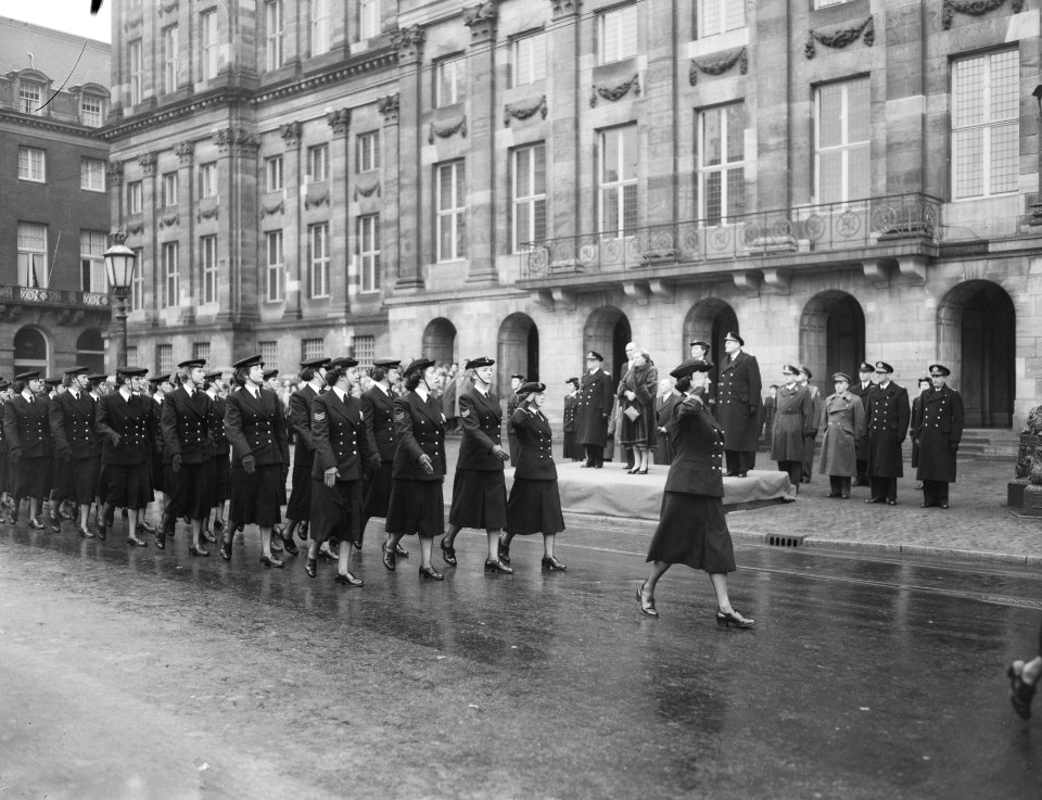 10 jaar Marvo defile te Amsterdam voor koningin Juliana, Bestanddeelnr 906-7996