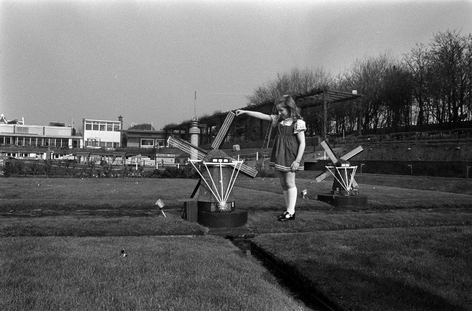 10-jarige zangeresje Lena Zavaroni in Madurodam Lena Zavaroni bij een molen in , Bestanddeelnr 927-0961