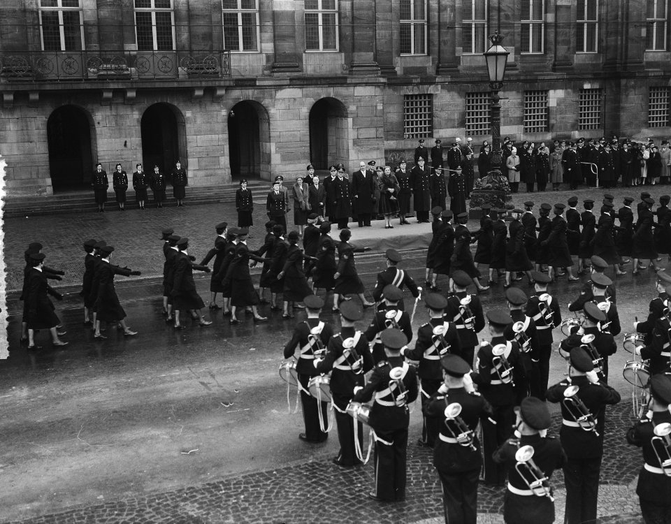 10 jaar Marvo defile te Amsterdam voor koningin Juliana, Bestanddeelnr 906-8005