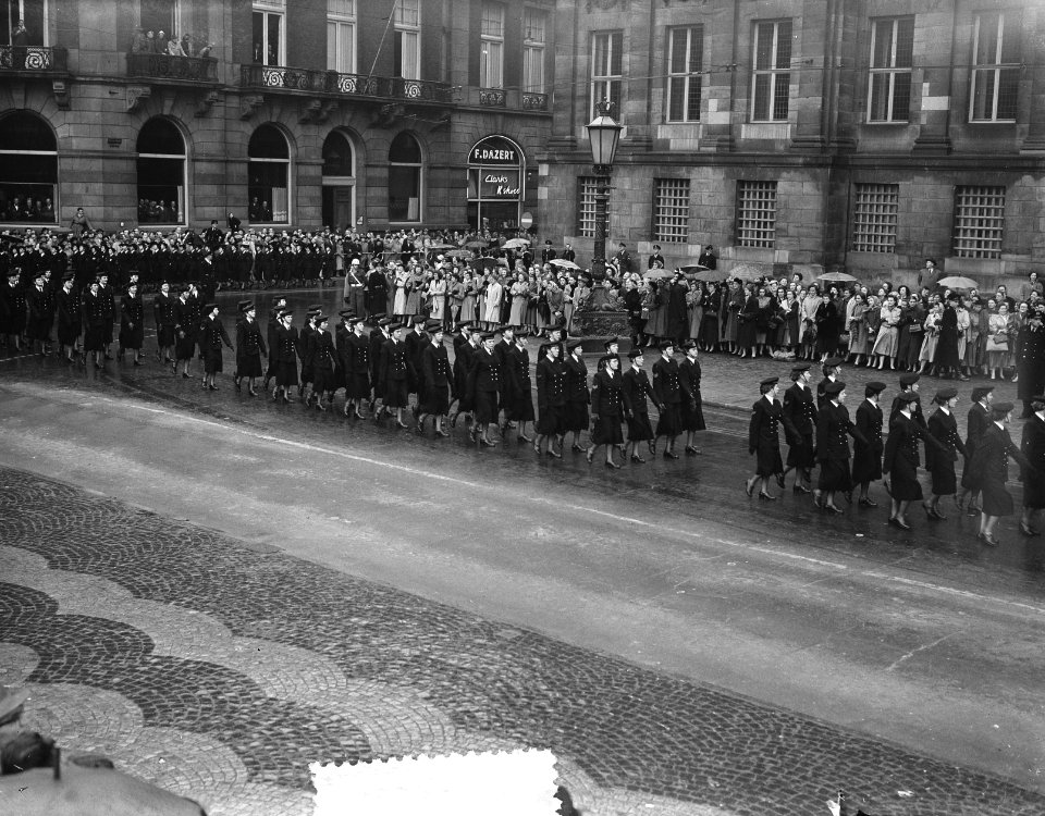 10 jaar Marvo defile te Amsterdam voor koningin Juliana, Bestanddeelnr 906-8003