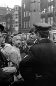 1 mei demonstratie, Amsterdam van Amstelveld naar Oude RAI stoet met borden, Bestanddeelnr 922-3663