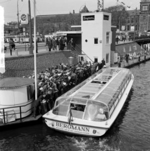 1 mei grote drukte van toeristen in Amsterdam bij rondvaarthaven, Bestanddeelnr 916-3787