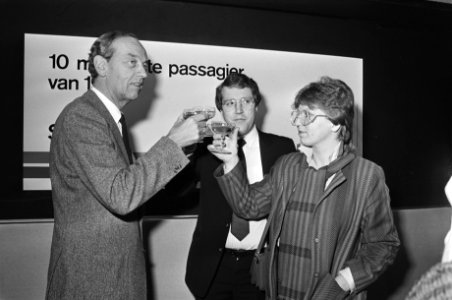 10 miljoenste bezoeker van Schiphol 1984 was de heer Visser de heer Visser en z, Bestanddeelnr 933-1642