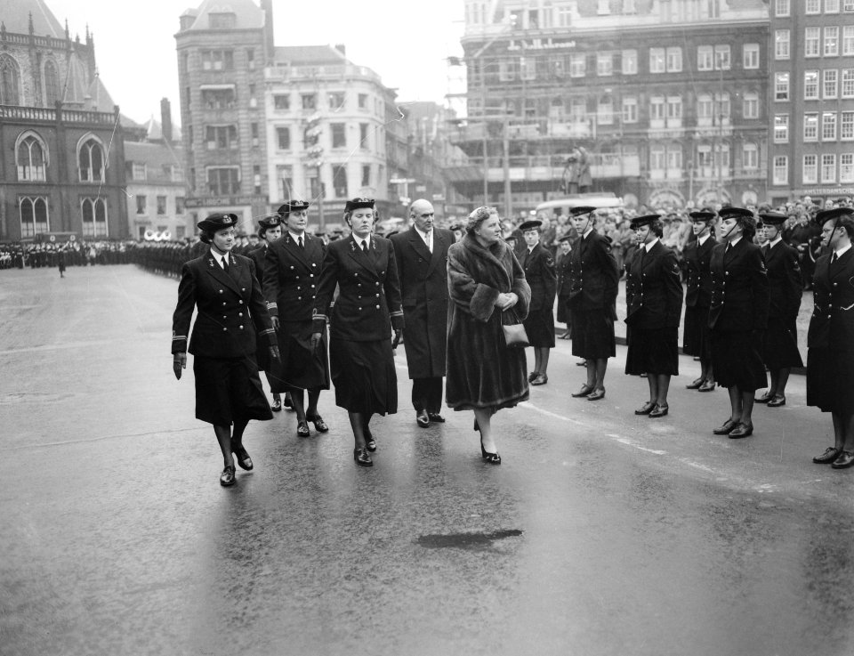 10 jaar Marvo defile te Amsterdam voor koningin Juliana, Bestanddeelnr 906-7995