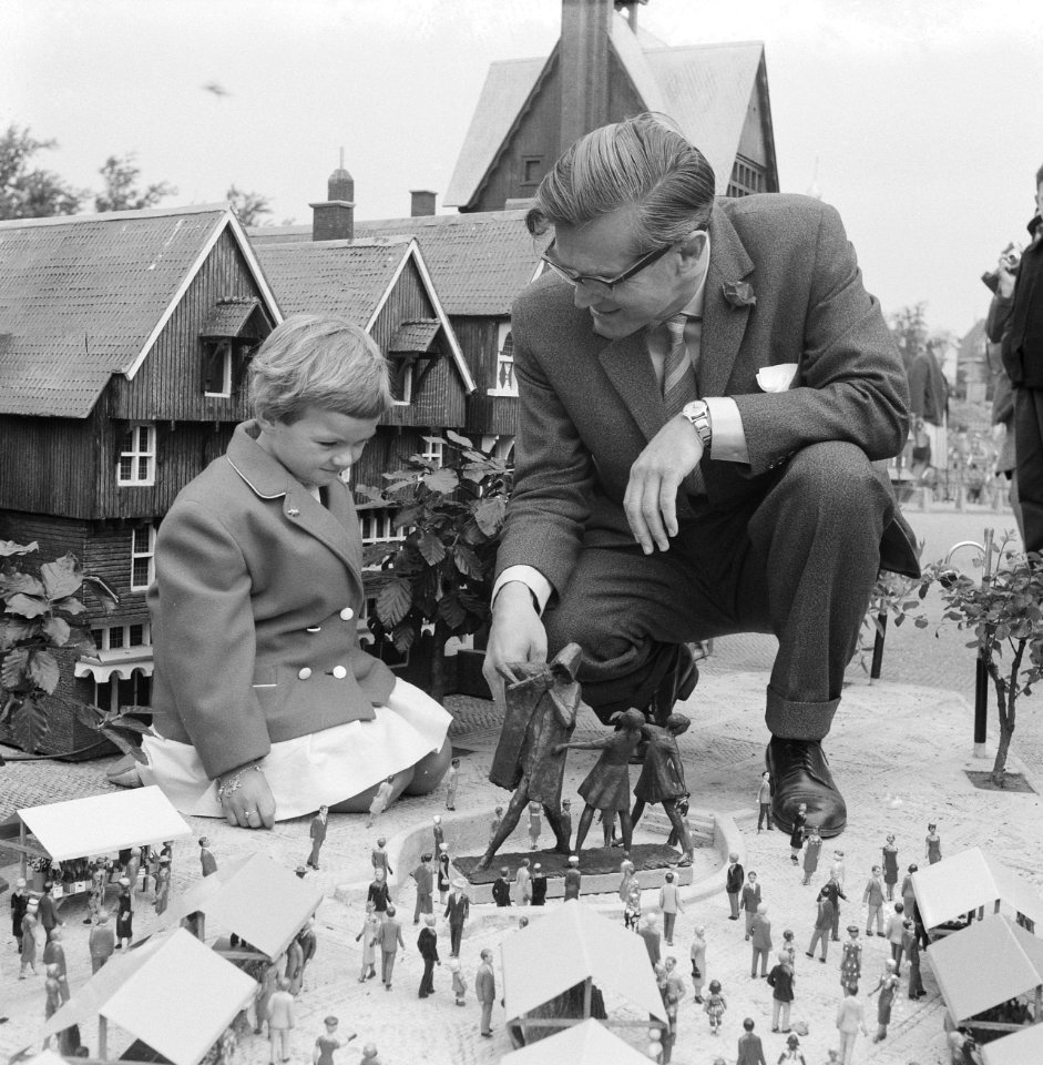 10 jaar Madurodam ( Marja Verhey onthulde een bronzen beeldje in bijzijn van dir, Bestanddeelnr 914-0908