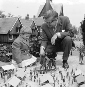 10 jaar Madurodam ( Marja Verhey onthulde een bronzen beeldje in bijzijn van dir, Bestanddeelnr 914-0908
