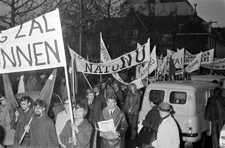 1 mei demonstratie, Amsterdam van Amstelveld naar Oude RAI stoet met borden, Bestanddeelnr 922-3667