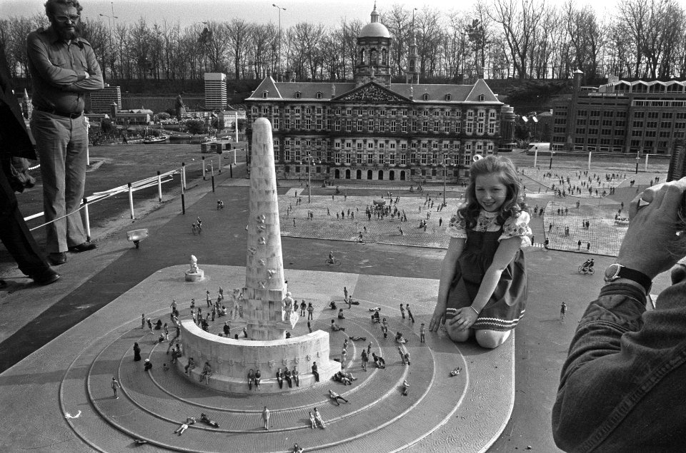 10-jarige zangeresje Lena Zavaroni in Madurodam Lena bij Amsterdamse Dam, Bestanddeelnr 927-0960