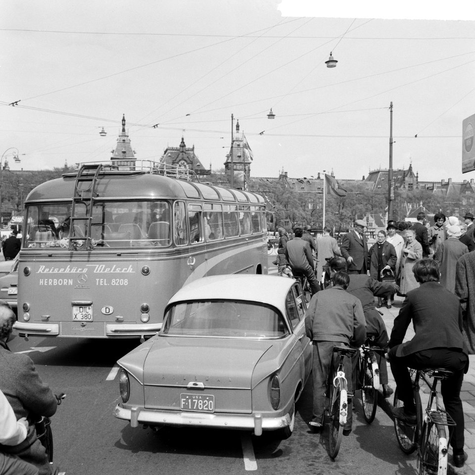 1 mei grote drukte van toeristen in Amsterdam bij rondvaarthaven, Bestanddeelnr 916-3788