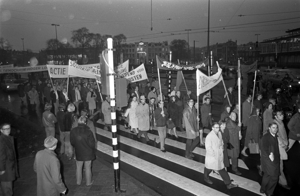 1 mei demonstratie, Amsterdam van Amstelveld naar Oude RAI stoet met borden, Bestanddeelnr 922-3668