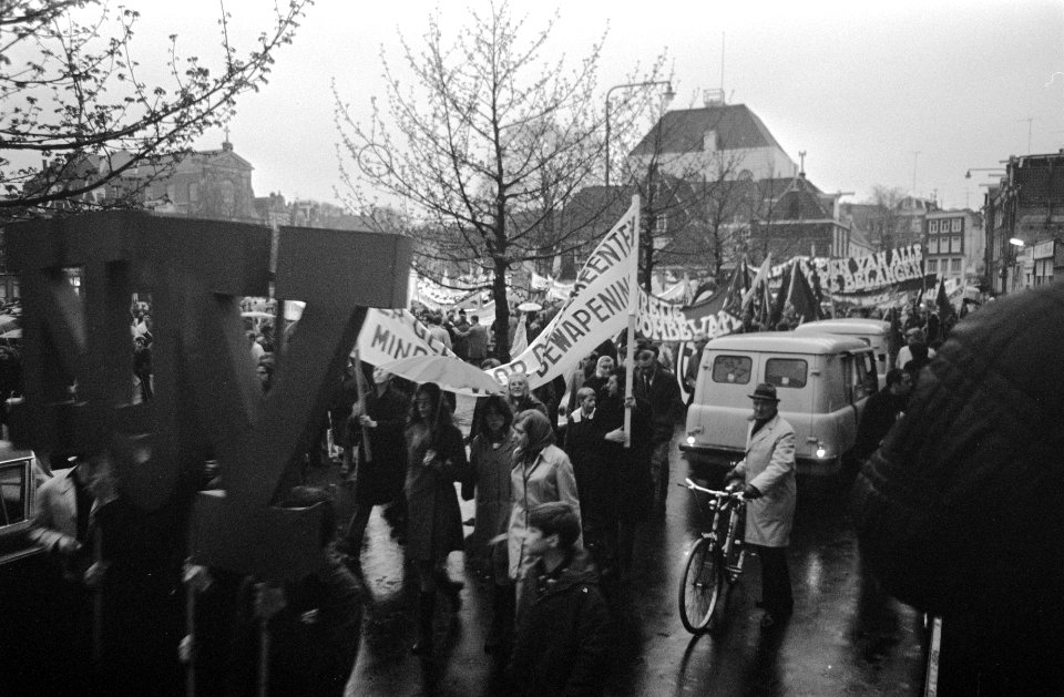 1 mei demonstratie, Amsterdam van Amstelveld naar Oude RAI stoet met borden, Bestanddeelnr 922-3665