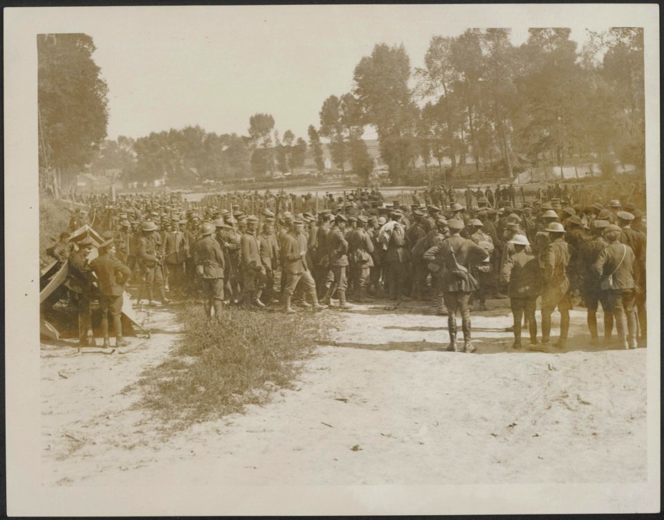 1.700 German prisoners at Meaulte captured in the great British advance, Bestanddeelnr 158-2314