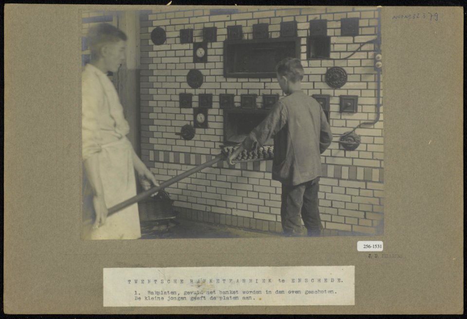 1 Bakplaten, gevuld met banket worden in de oven geschoten De kleine jongen g�, Bestanddeelnr 256-1531