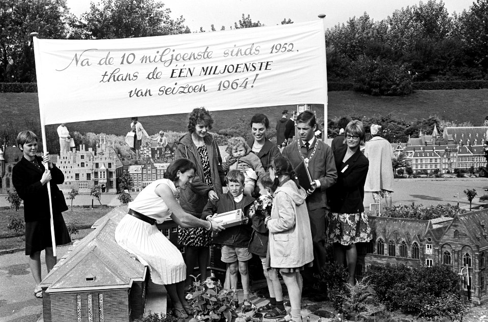 1000000e bezoekster in Madurodam, mevrouw Huber uit Kesteren, Bestanddeelnr 916-8158