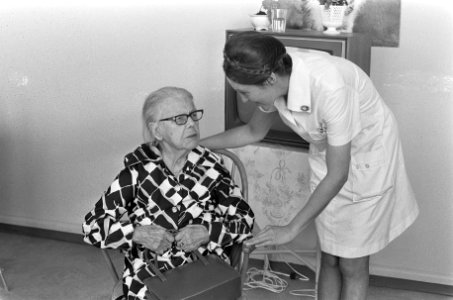105-jarige in Den Haag mevrouw M J van de Berge Stroomsnijders die op 10 okt, Bestanddeelnr 927-4954