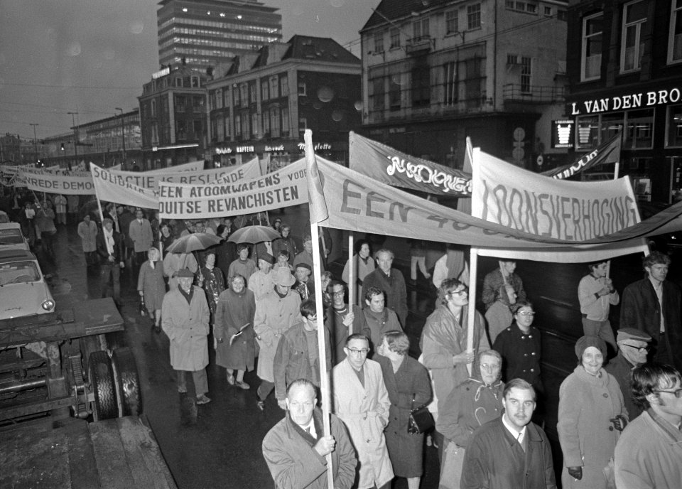 1 mei demonstratie, Amsterdam van Amstelveld naar Oude RAI stoet met borden, Bestanddeelnr 922-3662