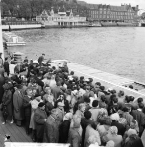 1 mei grote drukte van toeristen in Amsterdam bij reisbureaus, Bestanddeelnr 916-3784
