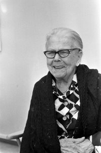 105-jarige in Den Haag mevrouw M J van de Berge Stroomsnijders die op 10 okt, Bestanddeelnr 927-4952