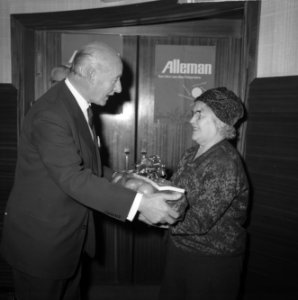 1.000.000ste bezoeker film Alleman, deze eer was voor mevrouw C. A. Visser de , Bestanddeelnr 916-0235