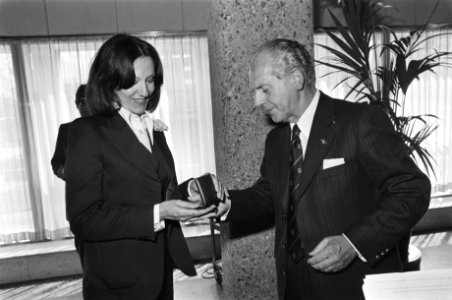 1011, Commisaris van de Koningin in Zuid Holland , M. Vrolijk reikt Theo d'Or uit aan Anne Wil Blankers 12-13, de Columbina voor Ellen Vogel, Bestanddeelnr 929-5755
