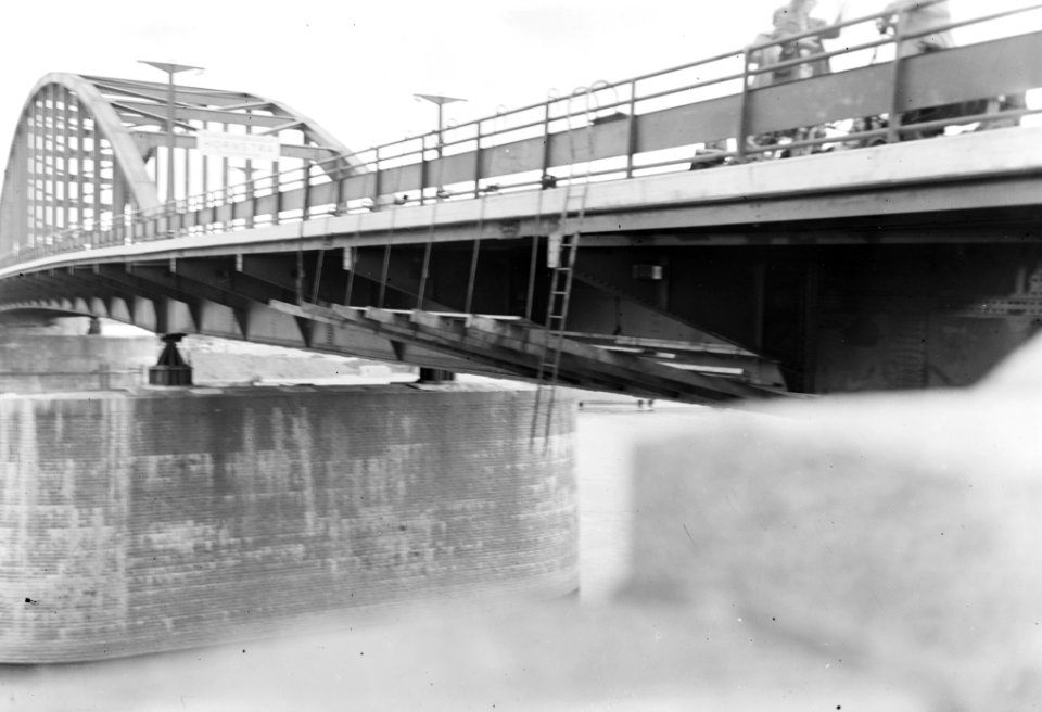 10x15 Schilderhangsteiger aan de Rijnbrug te Arnhem, Bestanddeelnr 256-0781