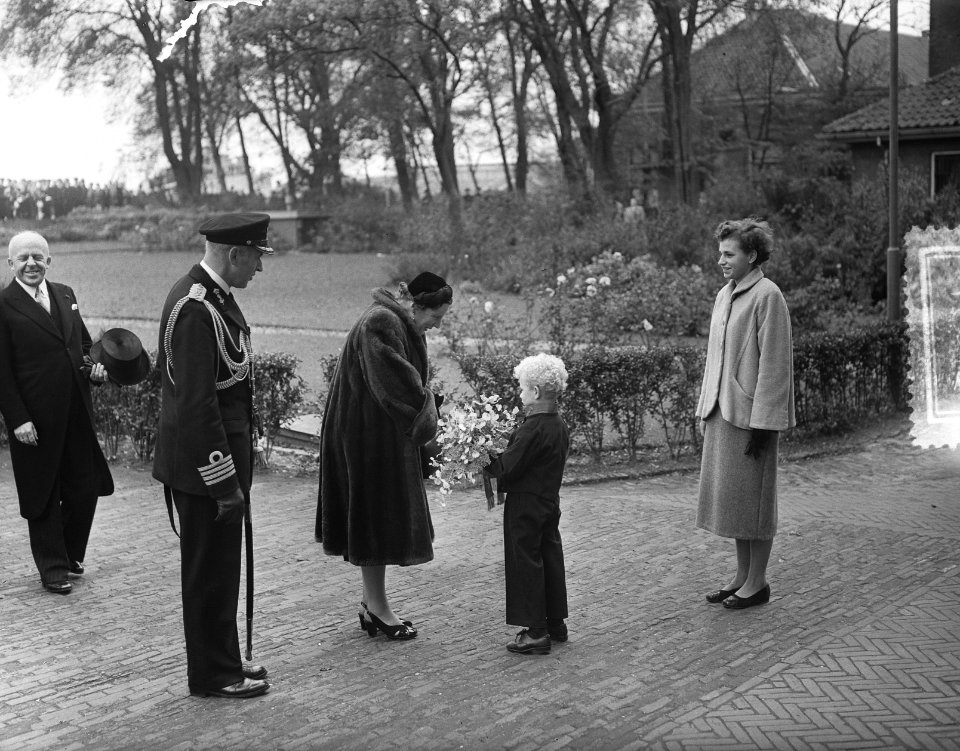 100 jaar KIM Den Helder bezoekdag koningin Juliana. De vorstin krijgt bloemen aa, Bestanddeelnr 906-7897