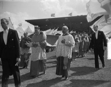 100 jaar Kromstaf. Stadion De Galgewaard. Aankomst kardinaal-legaat Jozef van Ro, Bestanddeelnr 905-7316