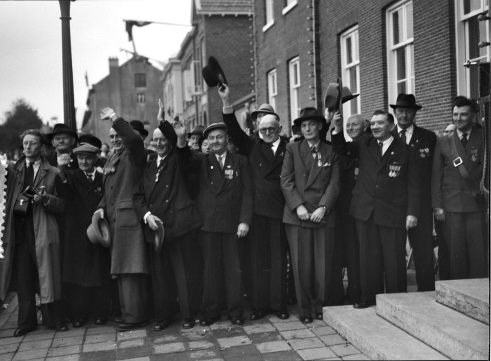 100 jaar KIM Den Helder bezoekdag koningin Juliana. Zwaaiende burger met ondersc, Bestanddeelnr 906-7909