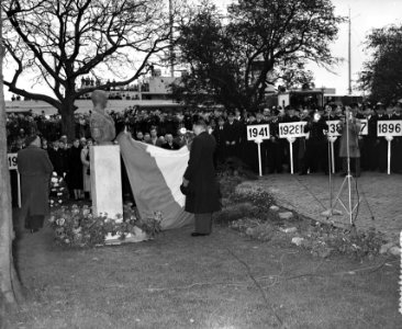 100 jaar KIM Den Helder , onthulling standbeeld Karel Doorman en opmars oudste r, Bestanddeelnr 906-7834