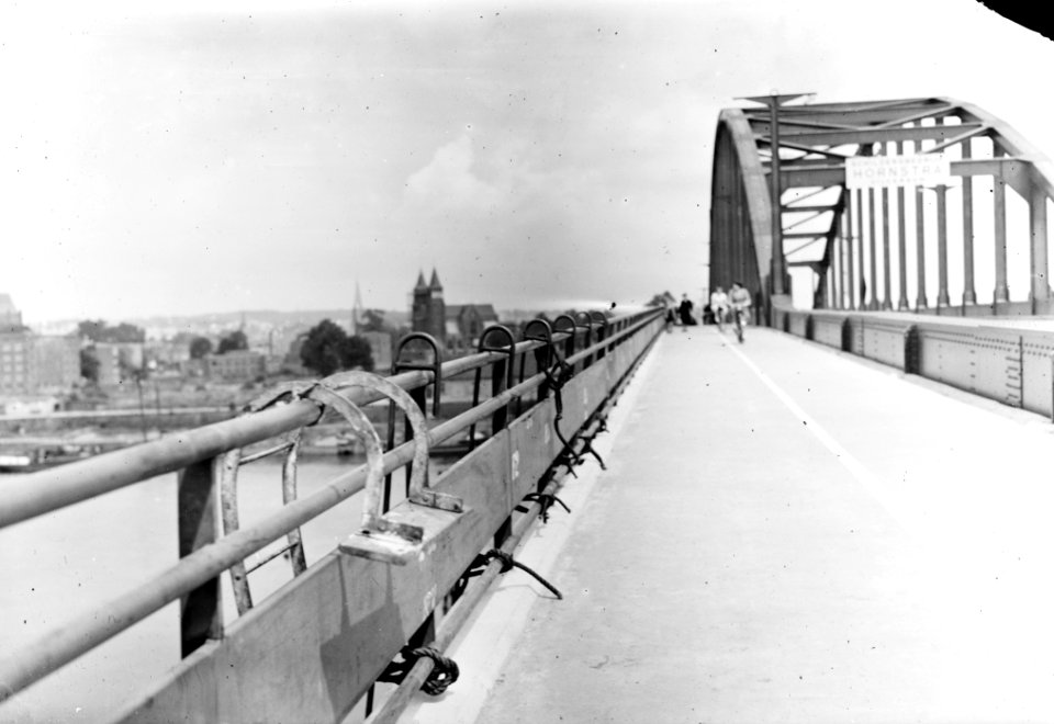10x15 Schilderhangsteiger aan de Rijnbrug te Arnhem, Bestanddeelnr 256-0780