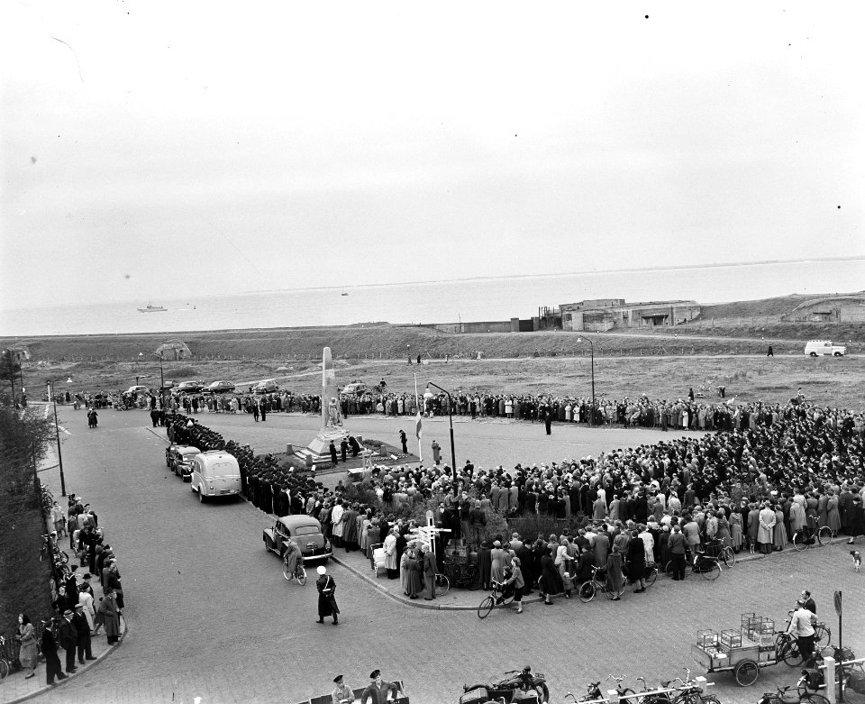 100 jaar KIM Den Helder , onthulling standbeeld Karel Doorman en opmars oudste r, Bestanddeelnr 906-7833