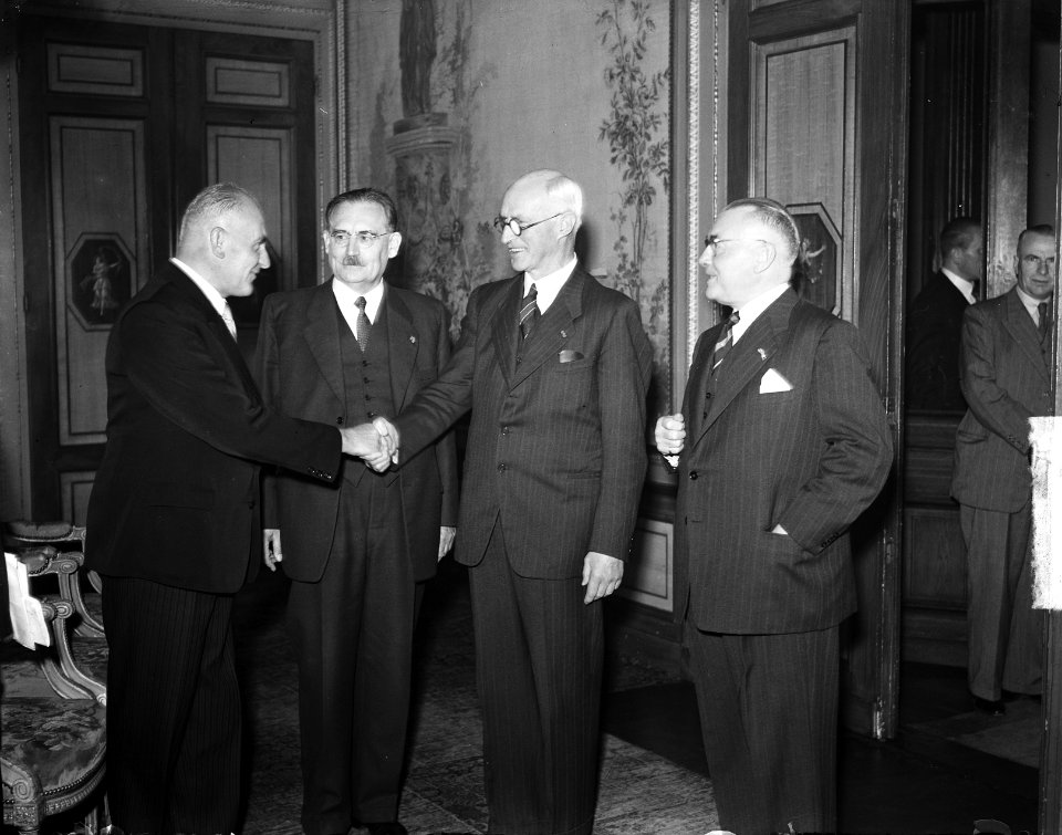 100 jaar bestaan kamerstenografie. Naast minister-president Drees van de Eerste , Bestanddeelnr 903-6284