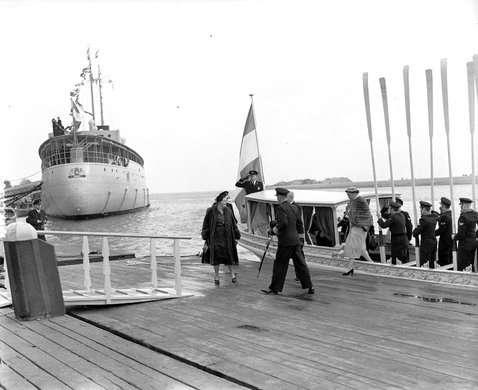 100 jaar KIM Den Helder bezoekdag koningin Juliana. De vorstin verlaat de koning, Bestanddeelnr 906-7884