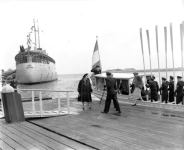 100 jaar KIM Den Helder bezoekdag koningin Juliana. De vorstin verlaat de koning, Bestanddeelnr 906-7884