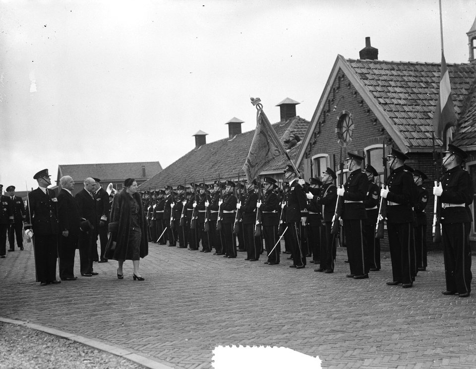100 jaar KIM Den Helder bezoekdag koningin Juliana. Inspectie van de erewacht, Bestanddeelnr 906-7888