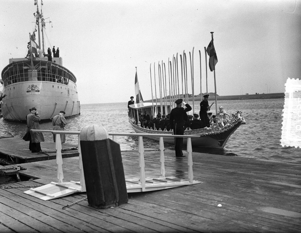100 jaar KIM Den Helder bezoekdag koningin Juliana. De koningssloep, Bestanddeelnr 906-7892