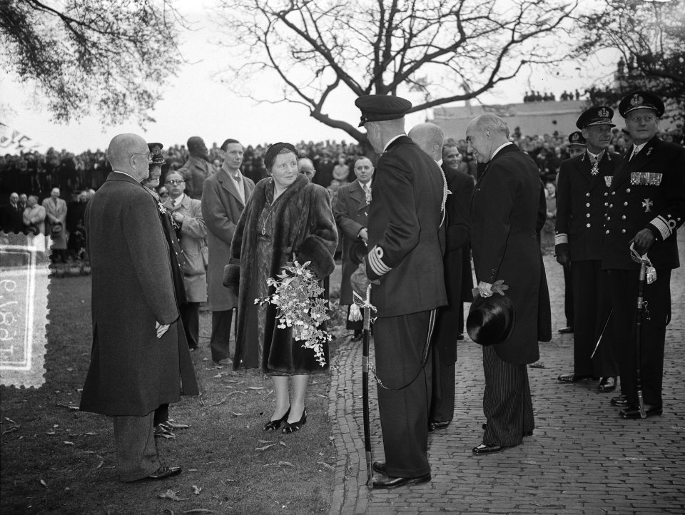 100 jaar KIM Den Helder bezoekdag koningin Juliana. De vorstin wordt voorgesteld, Bestanddeelnr 906-7891