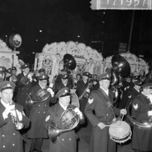 1000000ste tourist in de hoofdstad, echtpaar Maw uit Engeland, politiekapel me, Bestanddeelnr 917-1957