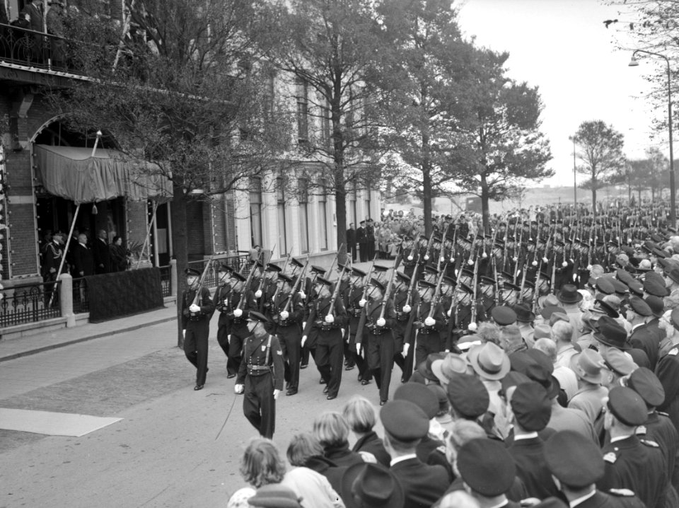 100 jaar KIM Den Helder bezoekdag koningin Juliana. Defile, Bestanddeelnr 906-7908