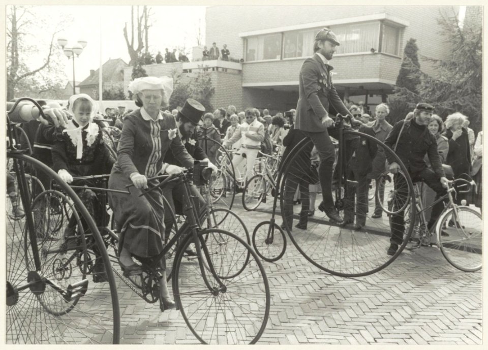 100-jarig A.N.W.B. jubileum herdacht met een tocht per velocipede, de velocipede-berijders bij het vertrek vanaf het raadhuis in Bennebroek. NL-HlmNHA 54013857