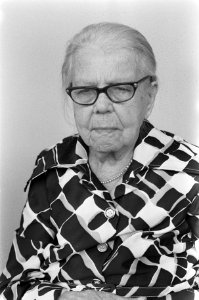 105-jarige in Den Haag mevrouw M J van de Berge Stroomsnijders die op 10 okt, Bestanddeelnr 927-4953