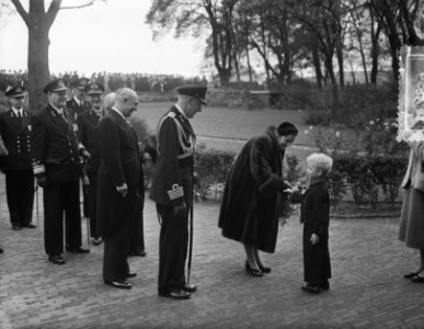 100 jaar KIM Den Helder bezoekdag koningin Juliana. De vorstin krijgt bloemen aa, Bestanddeelnr 906-7889