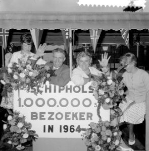 100000e bezoeker op Schiphol, Bestanddeelnr 916-8060